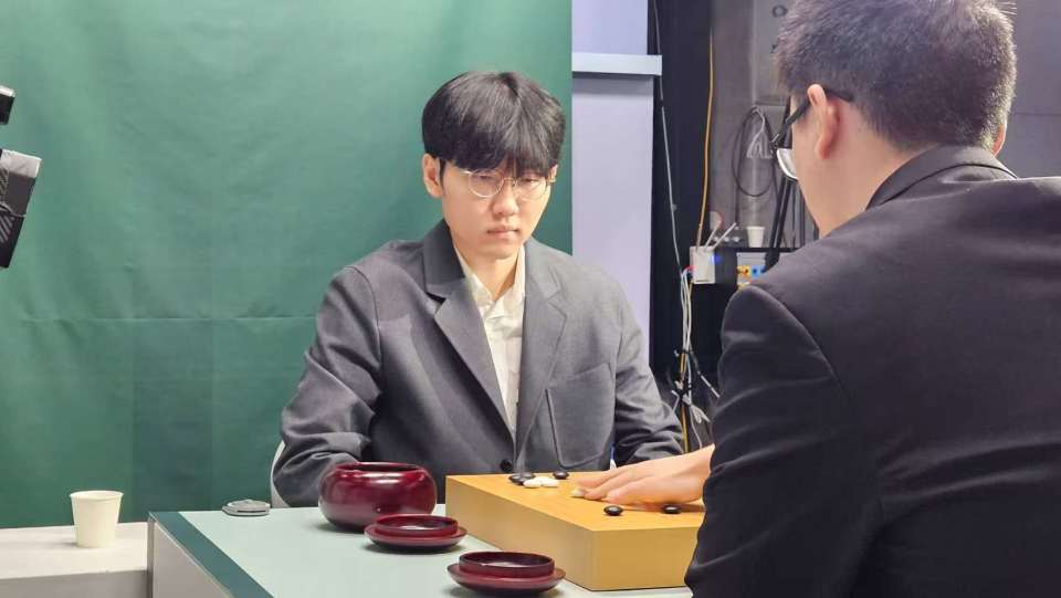 uwyG, inews