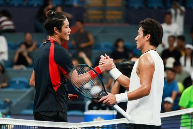 国选手, 发球局之后, 还一边说着 国选手, 发球局之后, 还一边说着